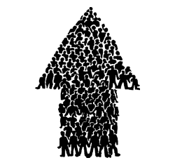 Demonstrierende Menschen, die zusammen einen Pfeil ergeben.